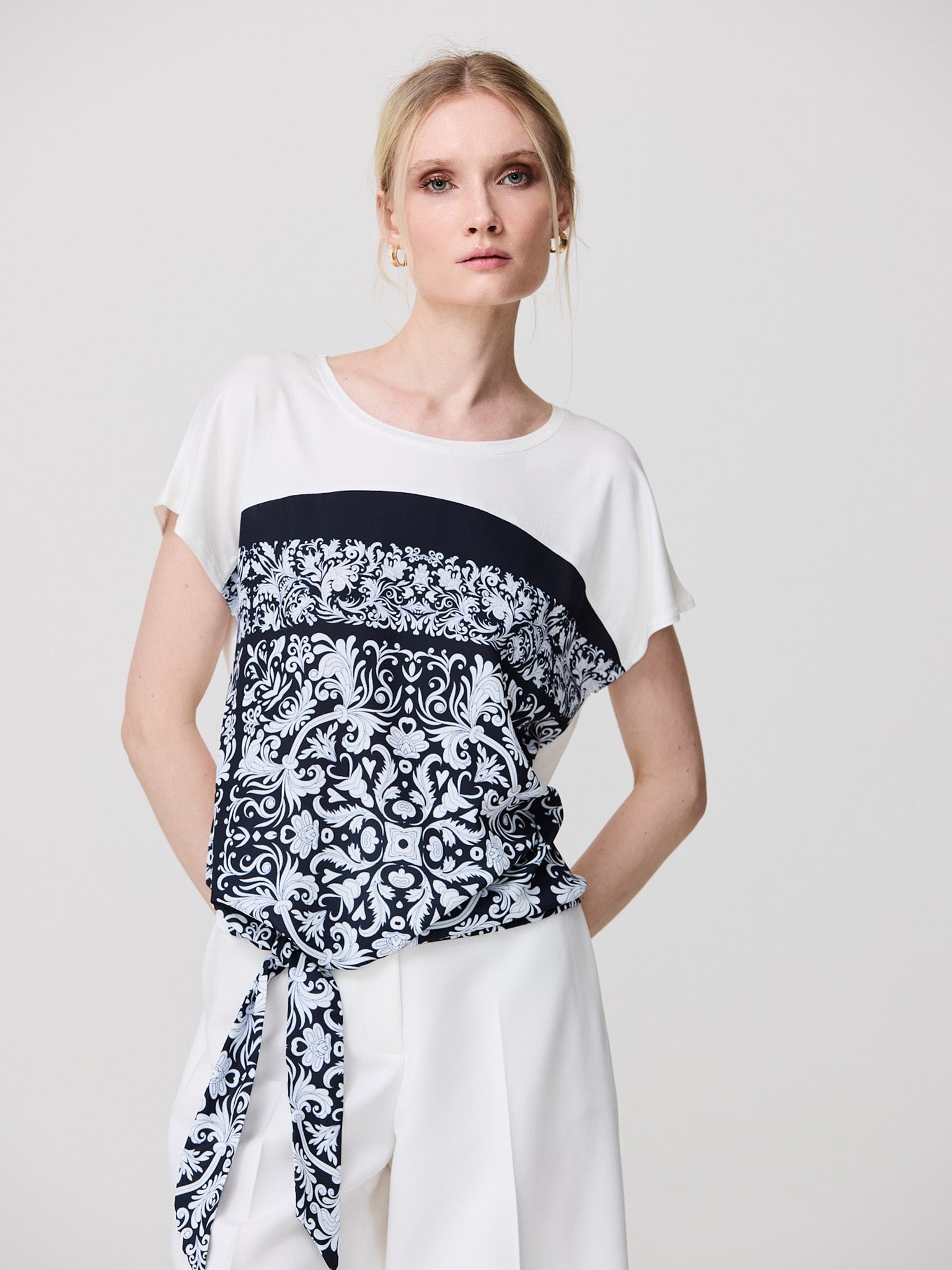 Short sleeve t-shirt with knuckle scarf on the front