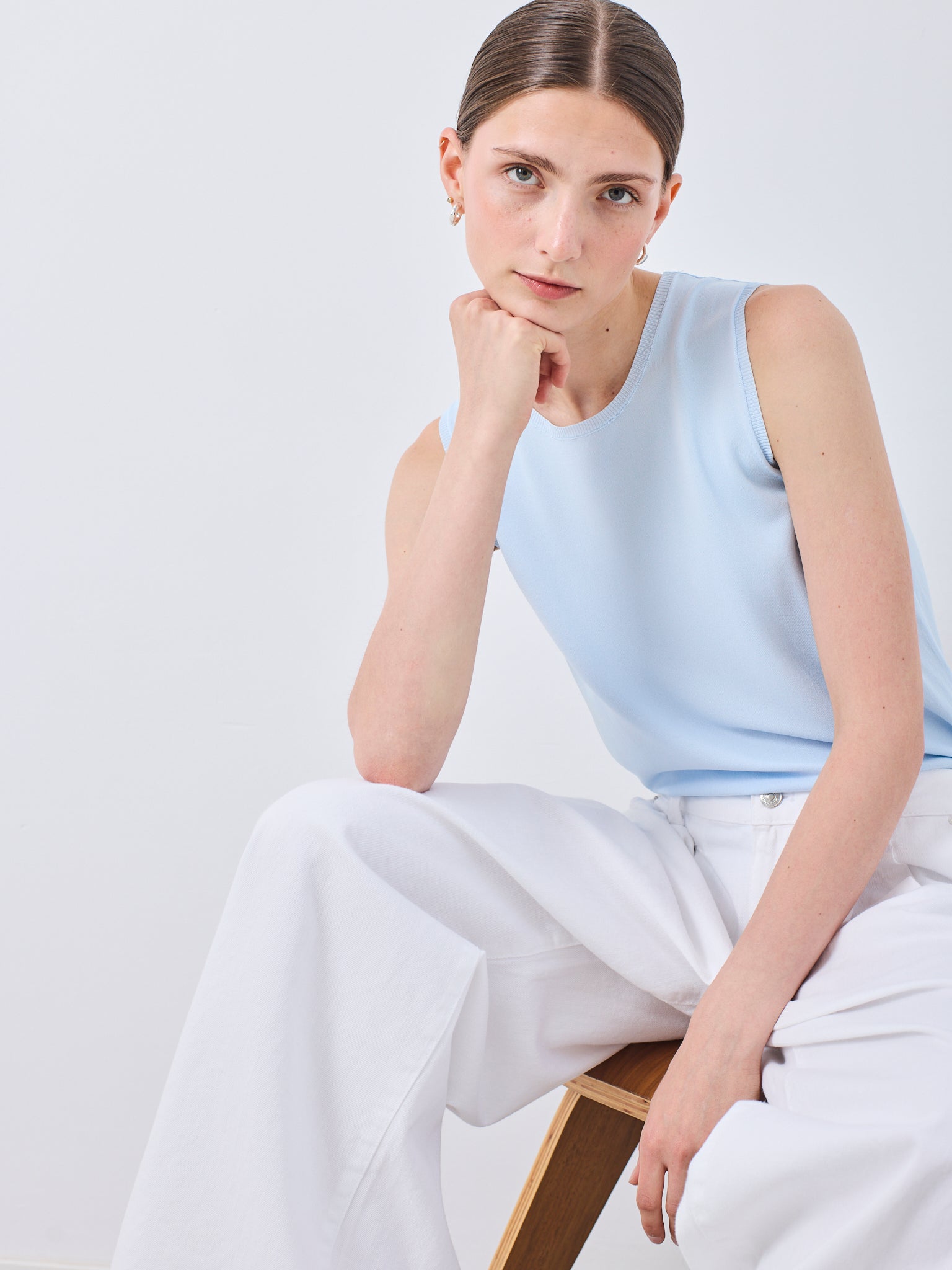 Top sin magas y cuello redondo de diseño minimalista y elegante