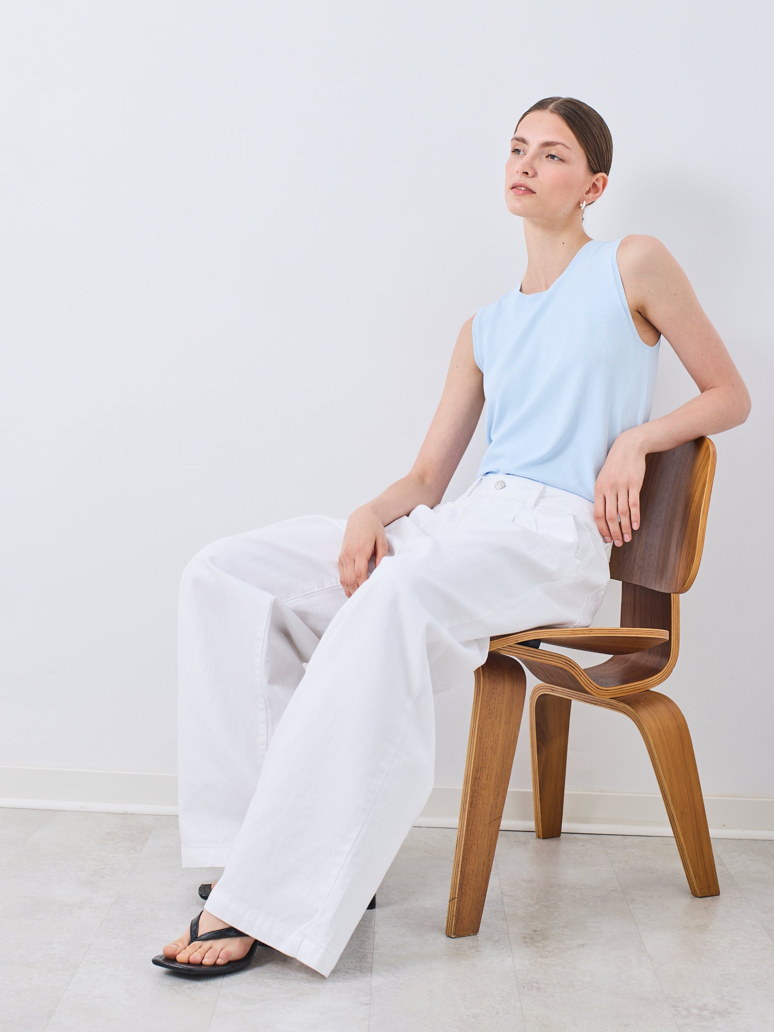Top sin magas y cuello redondo de diseño minimalista y elegante