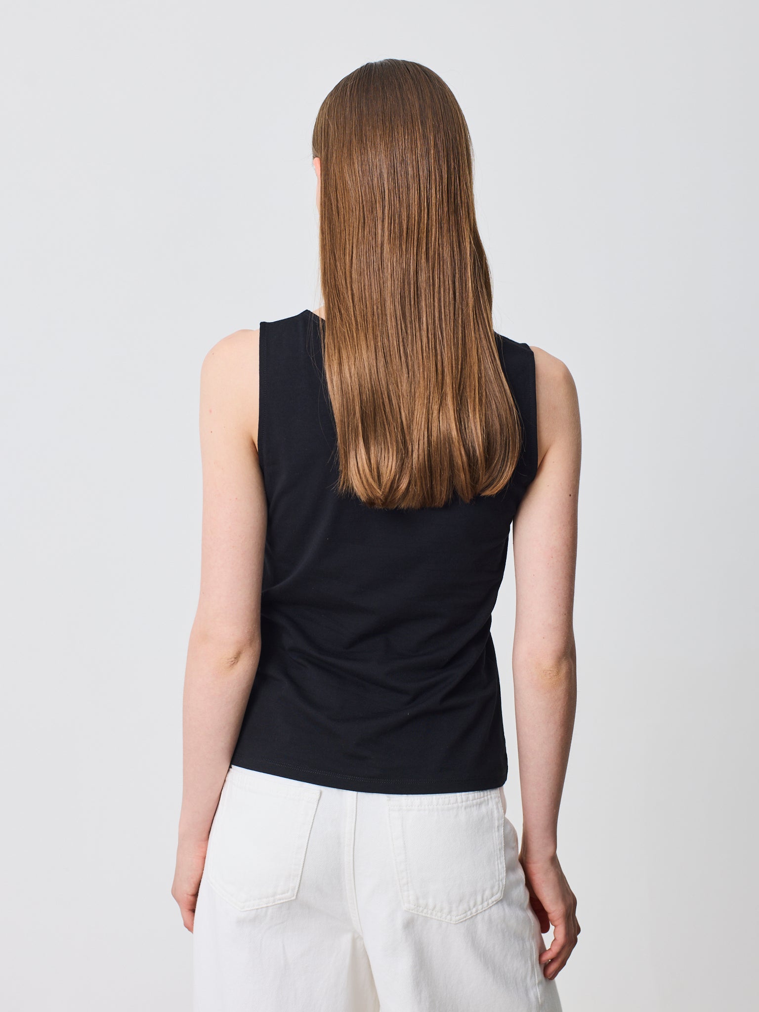 Camiseta sin mangas con detalle de tachuelas alrededor del escote