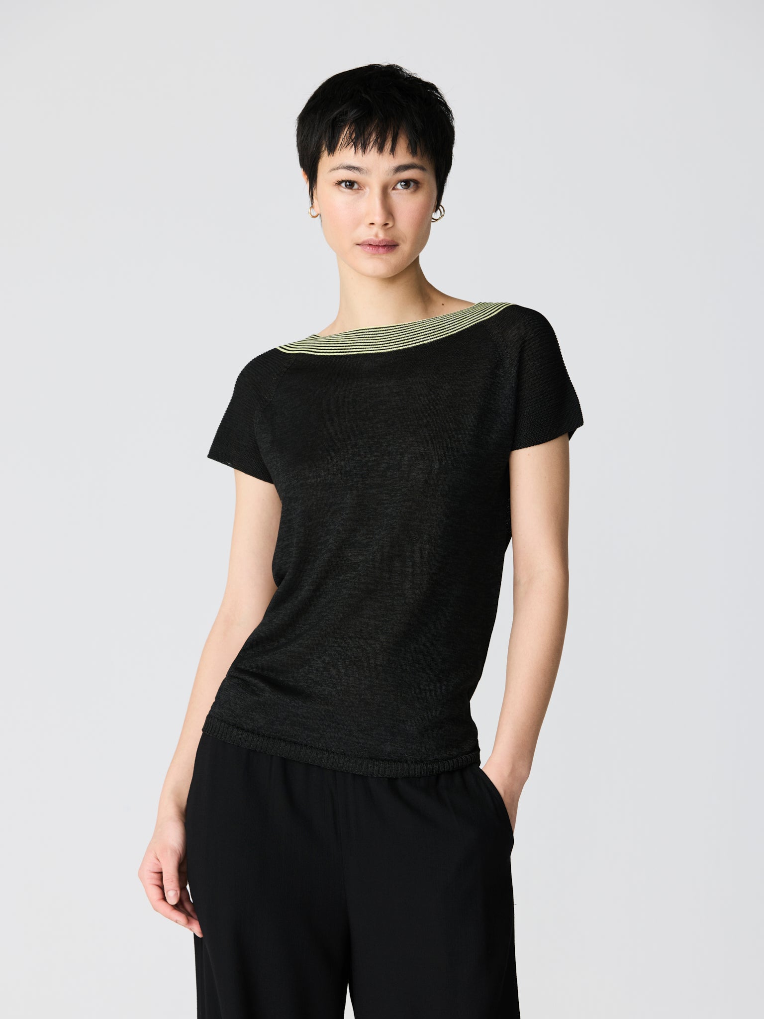 Short-sleeved shiny neckline jersey