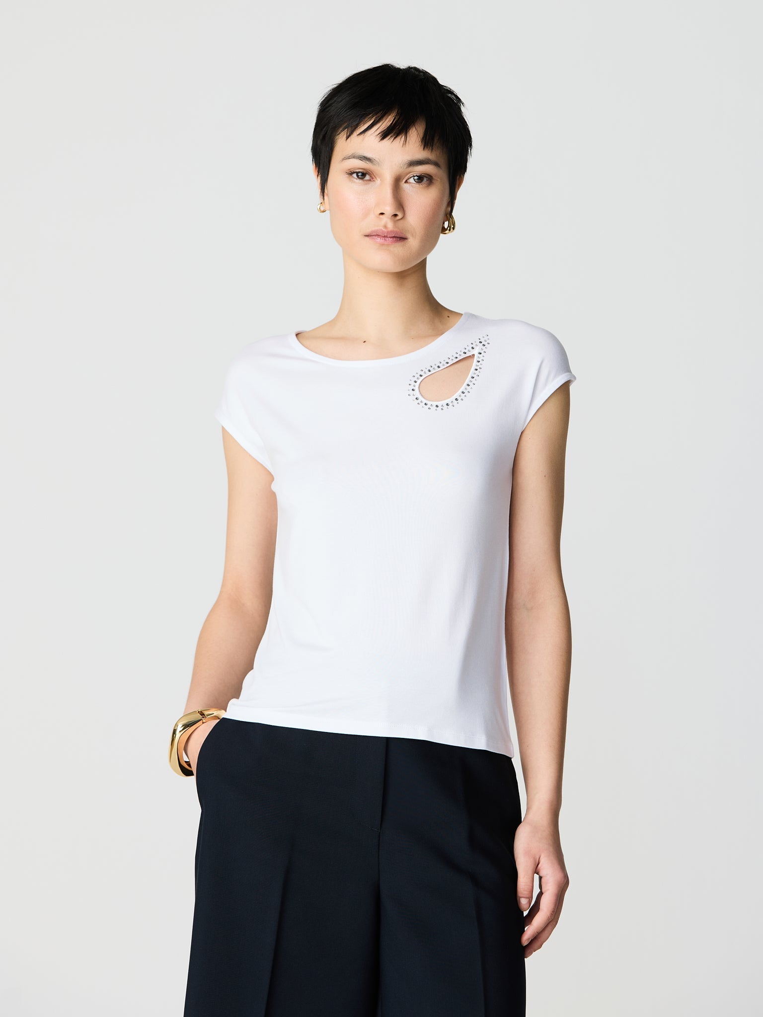 Sleeveless T-shirt with drop-shaped opening