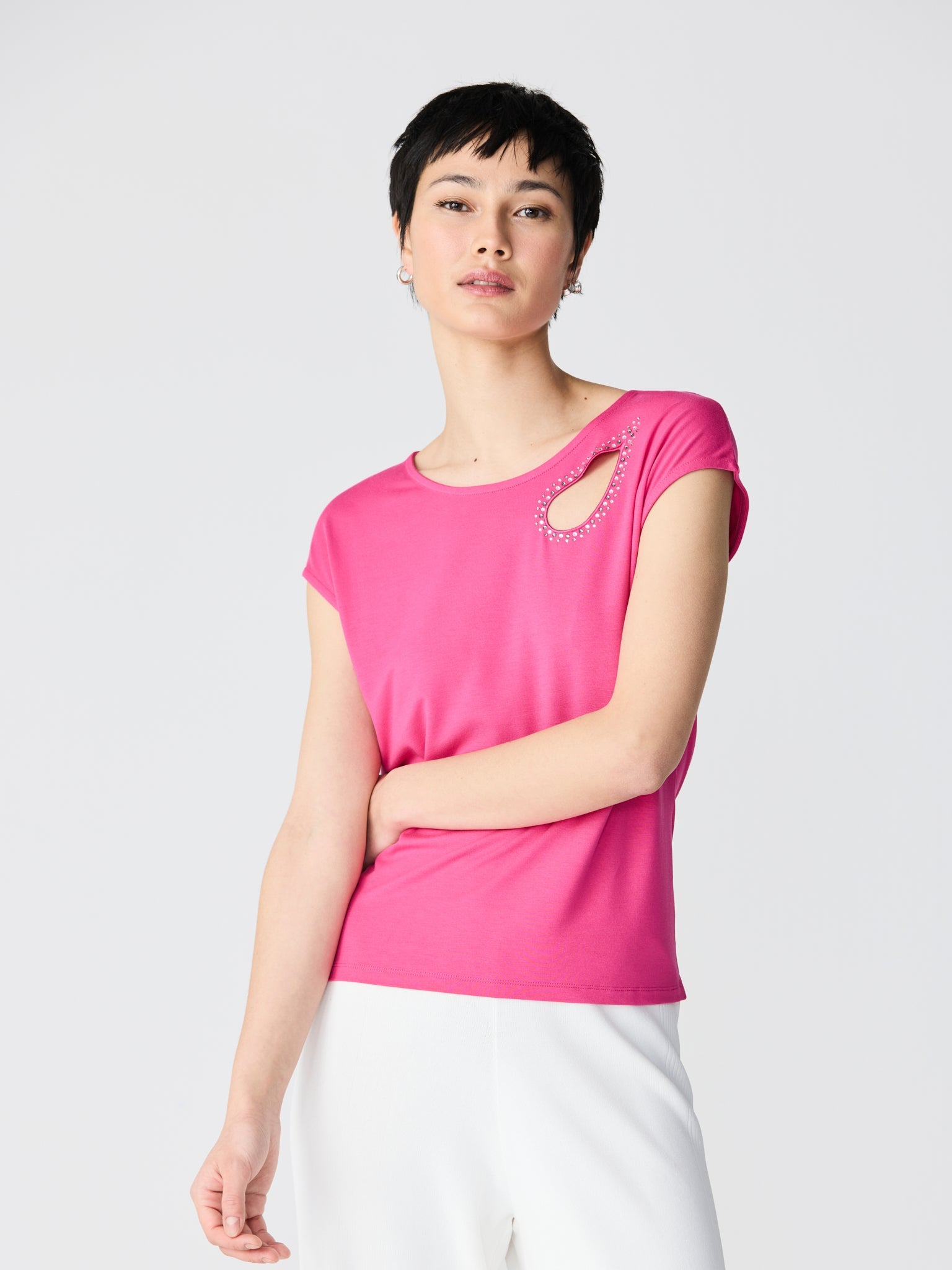 Sleeveless T-shirt with drop-shaped opening