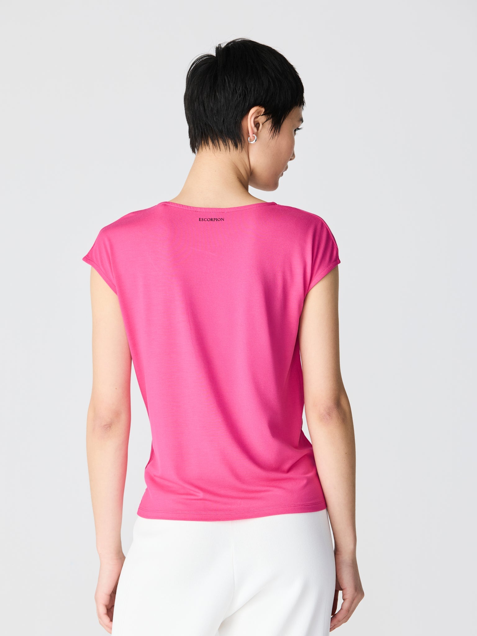 Sleeveless T-shirt with drop-shaped opening