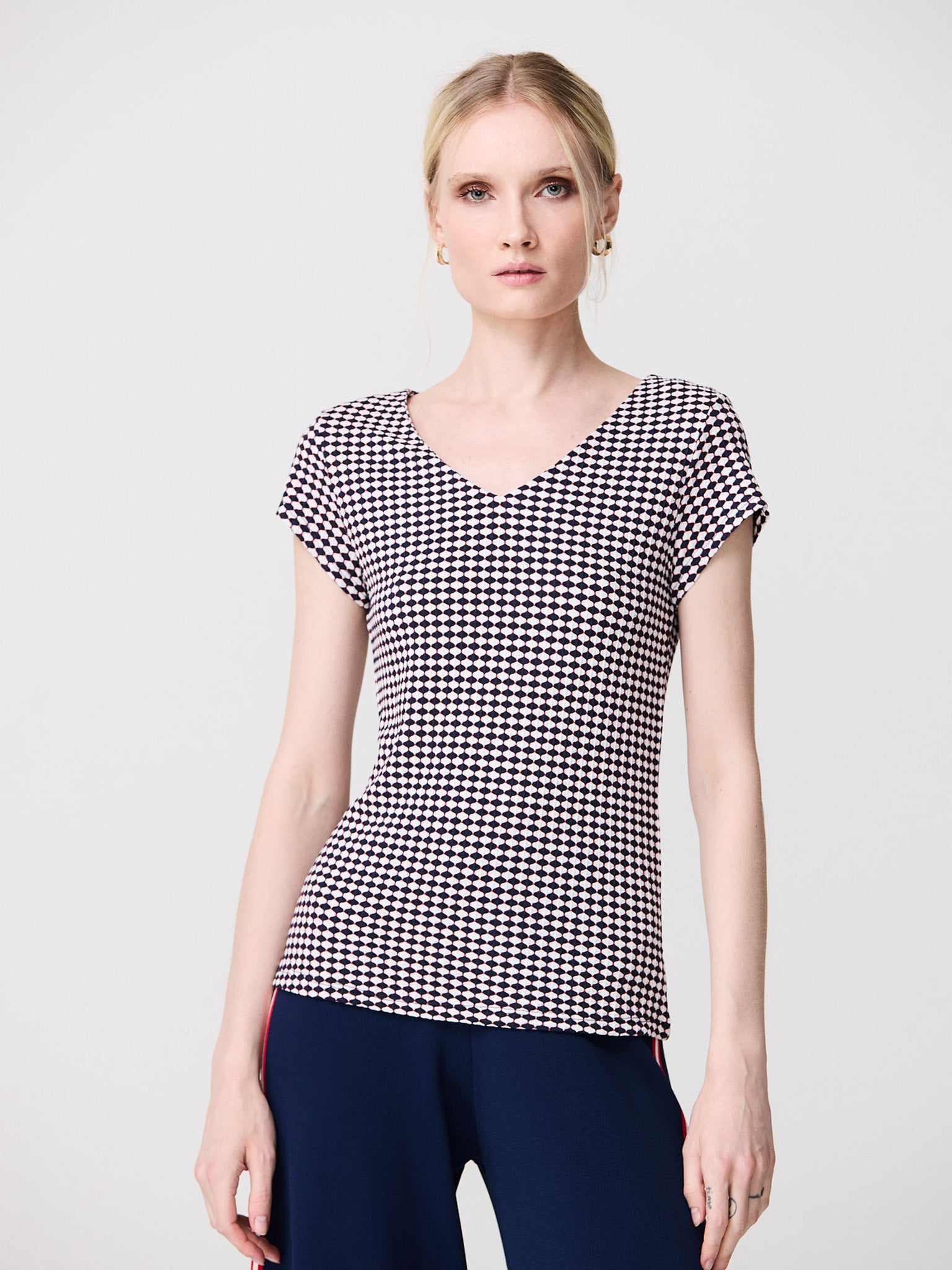 Diamond-shaped top with a V-neck and short sleeves